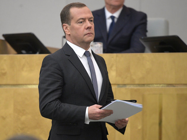 Медведев поручил за полтора месяца найти деньги на майский указ