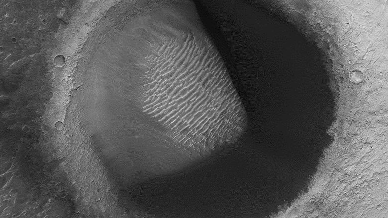 На Марсе обнаружили необычный кратер