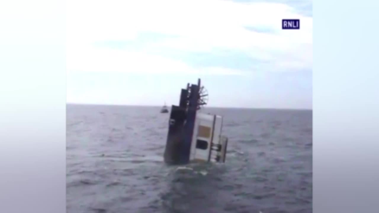 Пассажирское судно-гостиница затонуло у побережья Уэльса