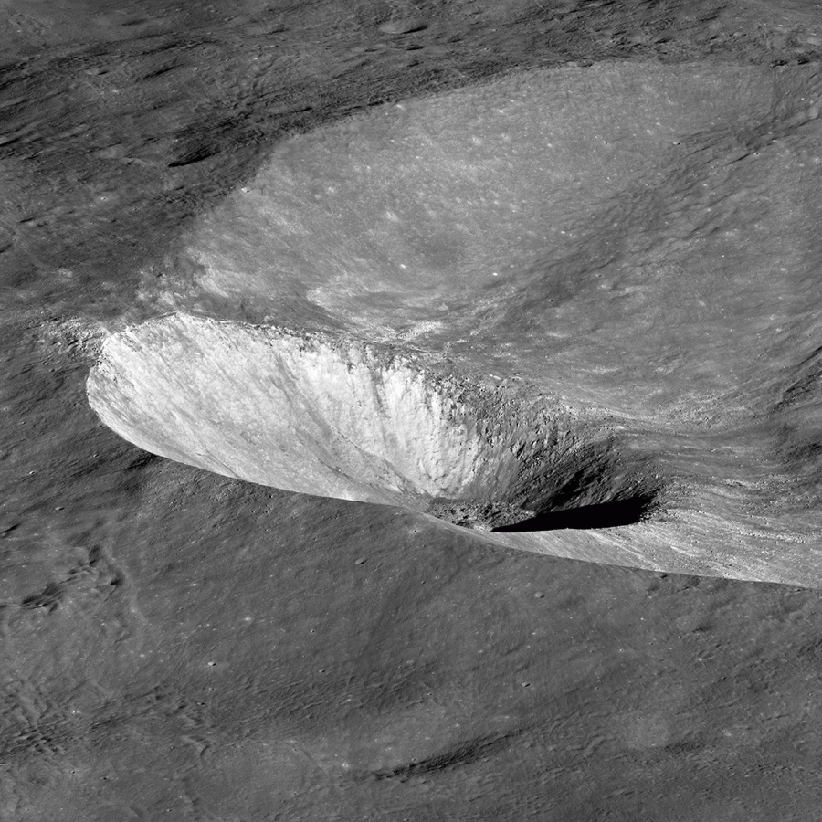 «Наклоненный» кратер Хоука
