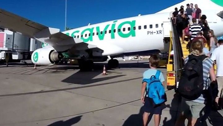 Пассажиры самолета в Испанию потеряли сознание из-за вонючего соседа