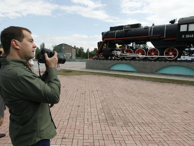 Медведев запостил фото с водопадом и получил шквал неудобных вопросов