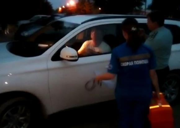 В Армавире должник на 12 часов заперся в машине, прячась от приставов и полиции