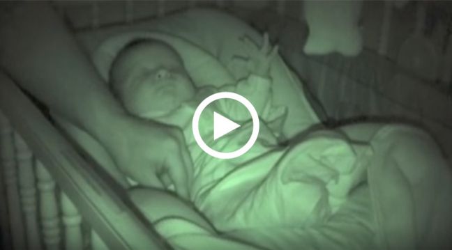 Проверяя ночью малыша в кроватке, родители заметили, что с его руками происходит нечто странное…