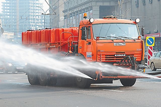 В Москве поливомоечная машина потушила горящий автомобиль