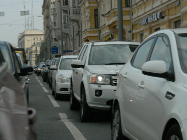 россияне начали массово скупать новые автомобили