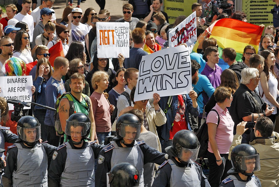 Европарламент предложил Порошенко возглавить гей-парад в Киеве