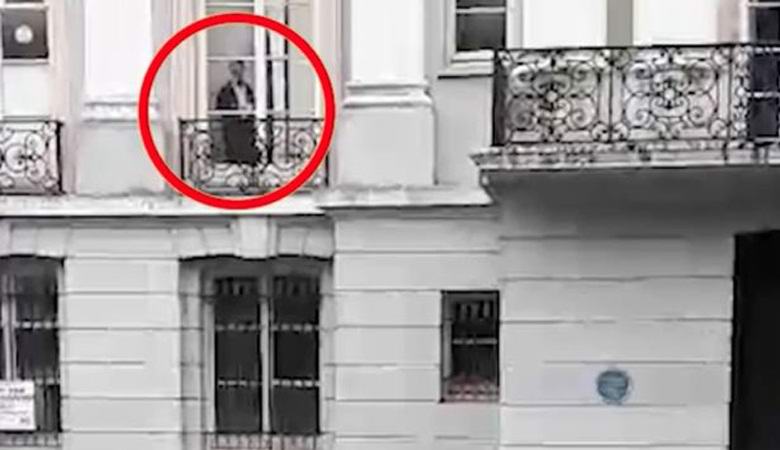 Викторианский призрак наблюдал из окна за ребенком