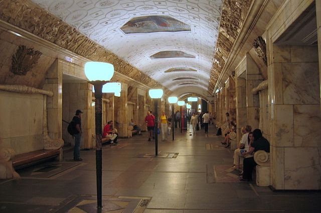 В Москве мужчина выжил после падения под поезд в метро «Новокузнецкая»