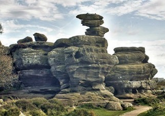 Малолетние английские придурки разрушили памятник возрастом 320 млн лет