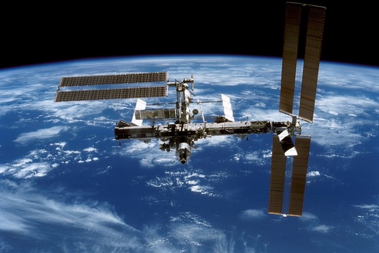 Исказив пространство возле МКС, огромный НЛО продемонстрировал портал в другой мир