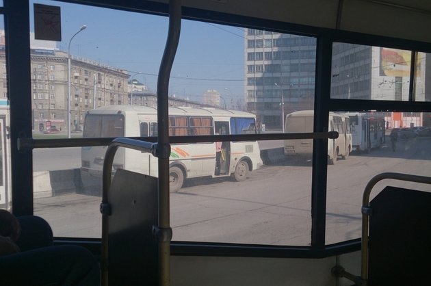 Кондуктор и водитель автобуса в Барнауле «захватили» пенсионерку