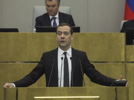 "Еще одна реформа": Медведев объявил об отмене трудовых книжек