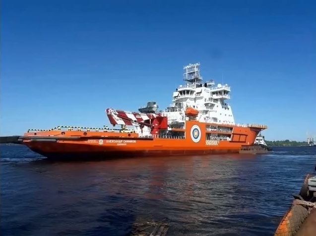 В Петербурге подняли российский флаг на новом ледоколе «Александр Санников»