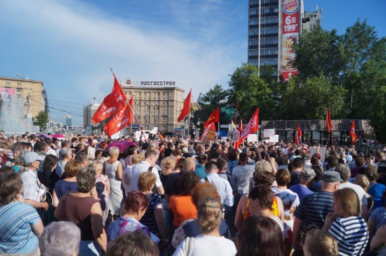 Народ помешал полиции задержать призывающего к отставке Путина и Медведева на митинге в Новосибирске