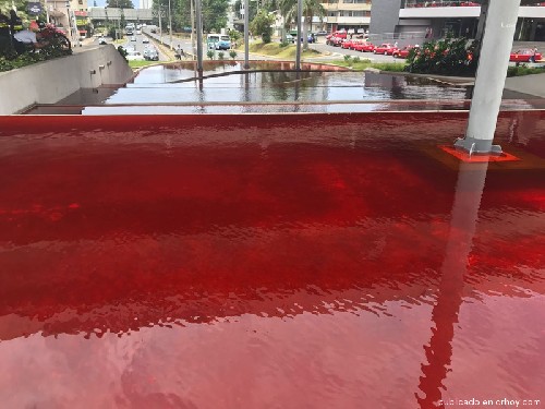 Плохой Знак? Вода в фонтане окрашивается в кроваво-красный цвет в Коста-Рике