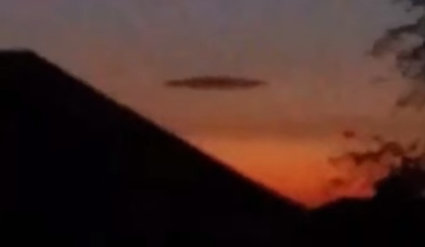 Огромный НЛО наблюдали в Южном Йоркшире, Великобритания