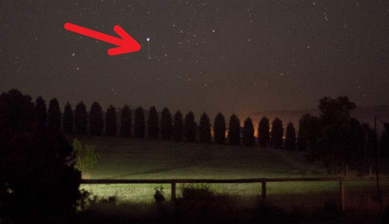 Таинственную аномалию сфотографировали в ночном небе