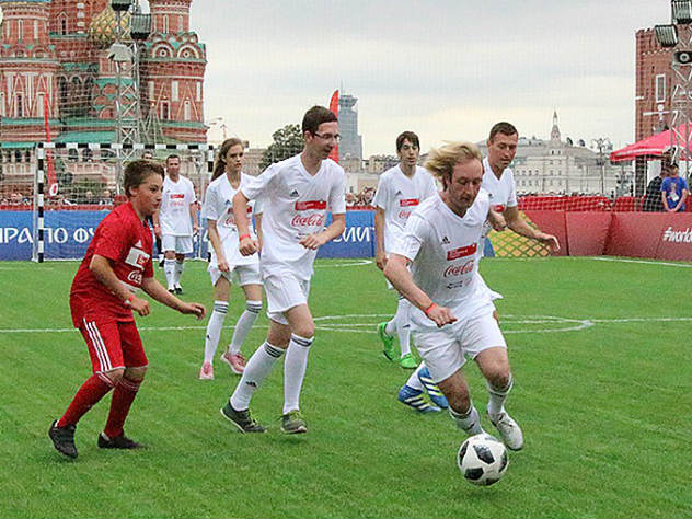 Звезды шоу-бизнеса и спорта сыграли в футбол с «особенными» детьми на Красной площади
