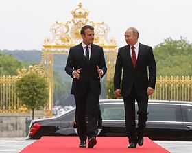Путь Макрона: счастье в России и недовольство во Франции