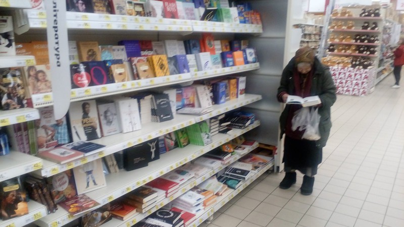 Одинокая бабушка 15 лет ходит в супермаркет читать книги