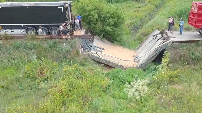 И треснул мост напополам: в Днепропетровской области зерновоз провалился вместе с конструкцией