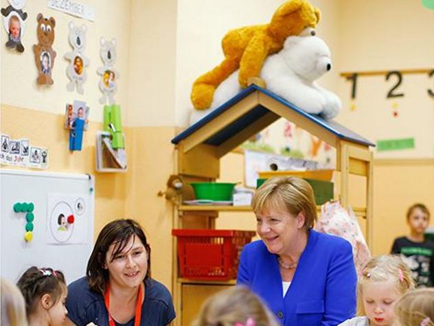 А что это они там делают? Фото визита Ангелы Меркель в детский сад стало мемом