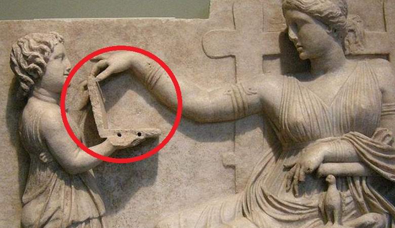 Античная статуя держит в руках «ноутбук»