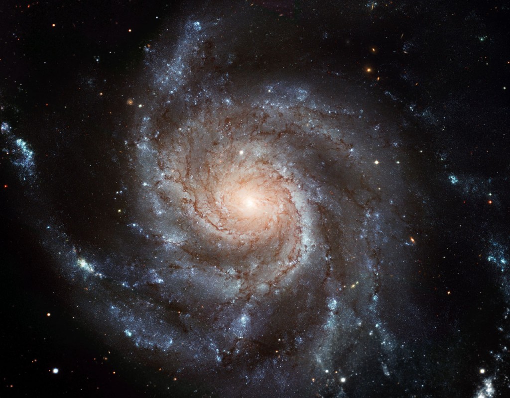 Почему галактики не распадаются?