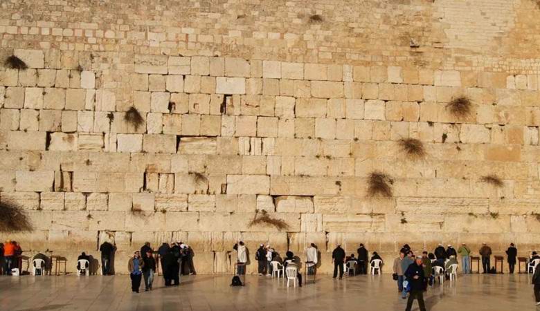 Из иерусалимской Стены Плача неожиданно вылетел огромный камень