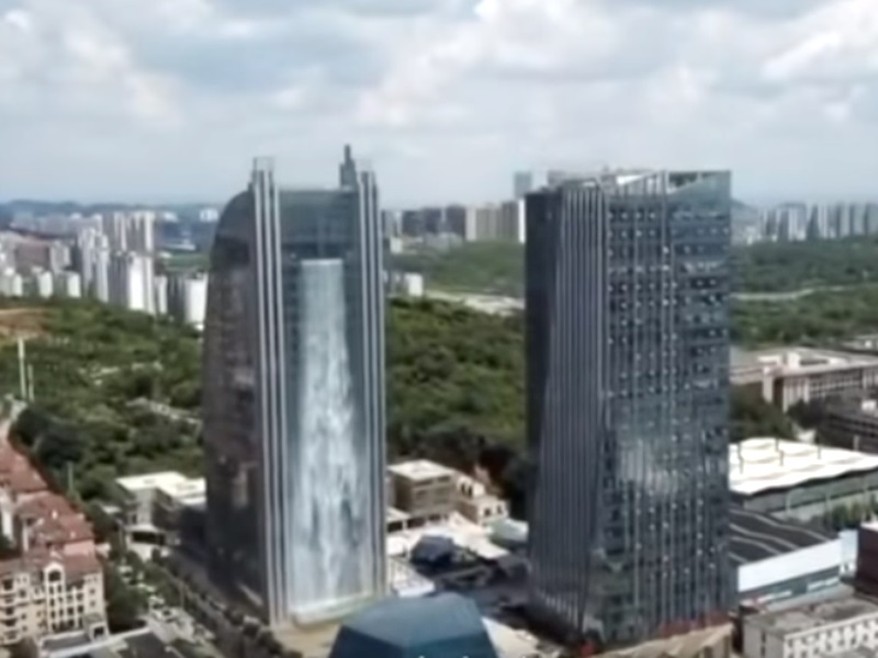 В Китае устроили водопад на небоскрёбе