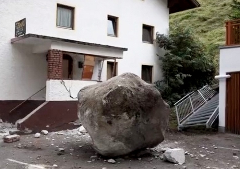 Каменная глыба в 20 тонн едва не раздавила дом в Австрии