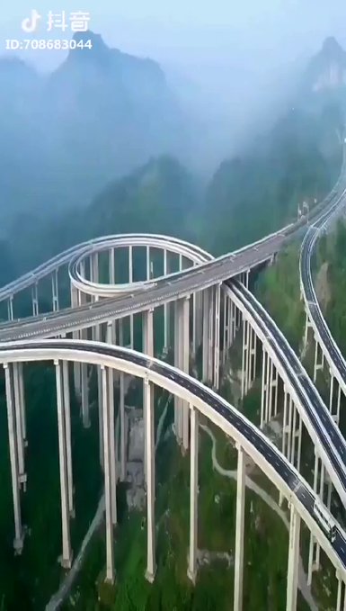 «Шоссе в небесах». Как выглядит автомагистраль в горах Китая (видео)