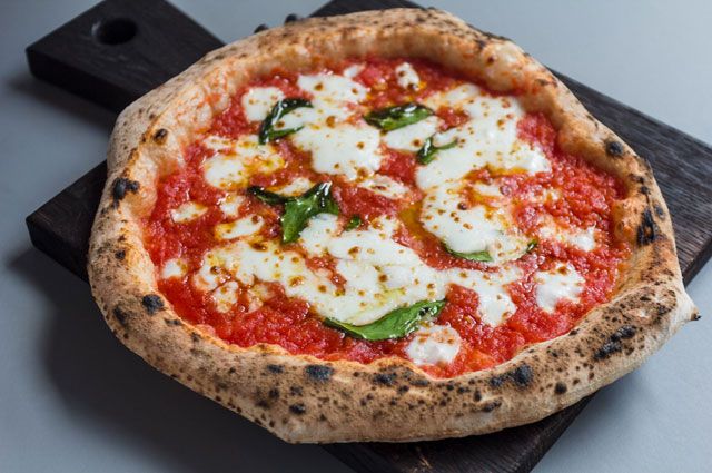 Никакой скалки и максимальный жар. Как сделать дома неаполитанскую пиццу