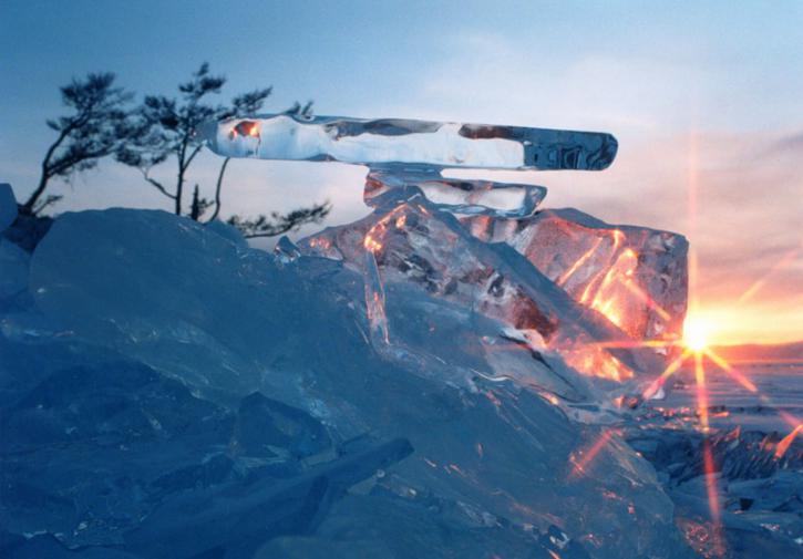 Удалось снять на видео пламя, возникающее подо льдом Байкала