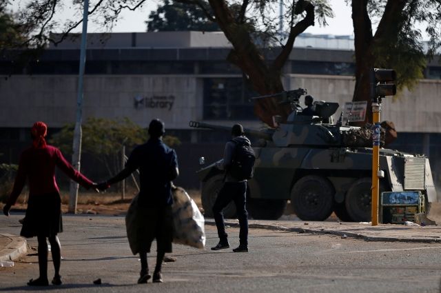 В столицу Зимбабве прибыла военная техника