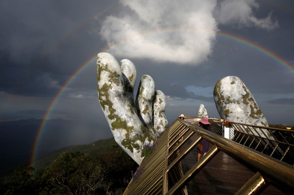 Руки бога: новый пешеходный мост во Вьетнаме