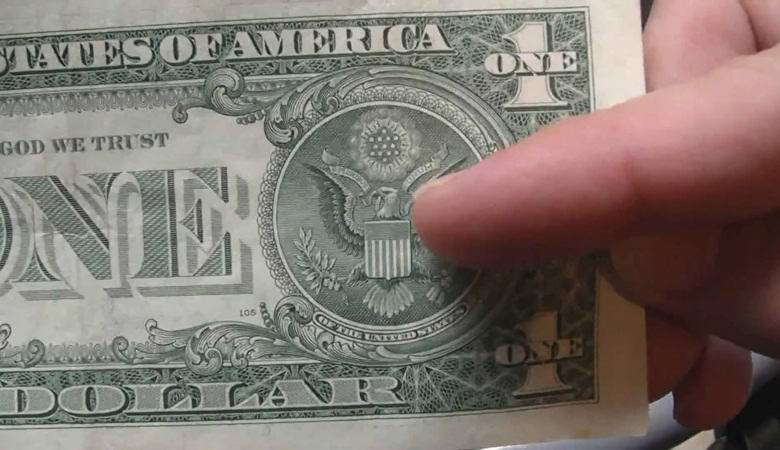 На долларовой купюре нашли скрытое изображение пришельца