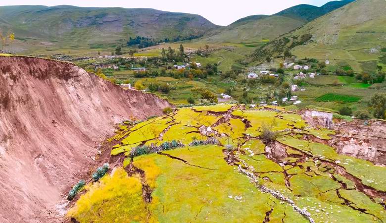 Гигантские трещины разрушили перуанский город