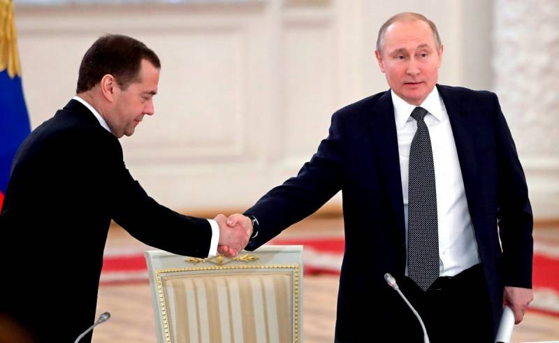 Почему Медведева не отправляют в отставку?