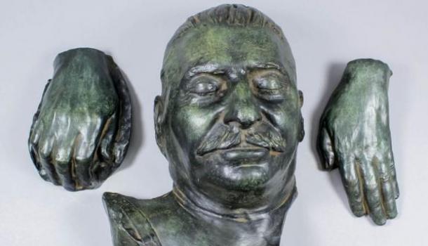 В Англии на аукционе продали посмертную маску Иосифа Сталина
