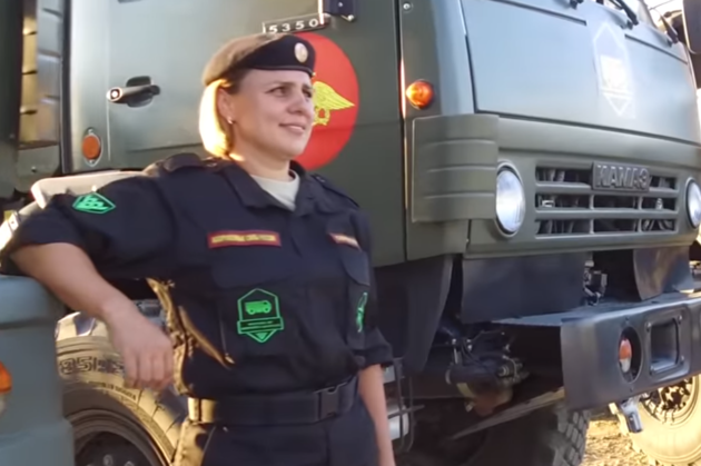 Девушки показали виртуозную езду на военных КамАЗах