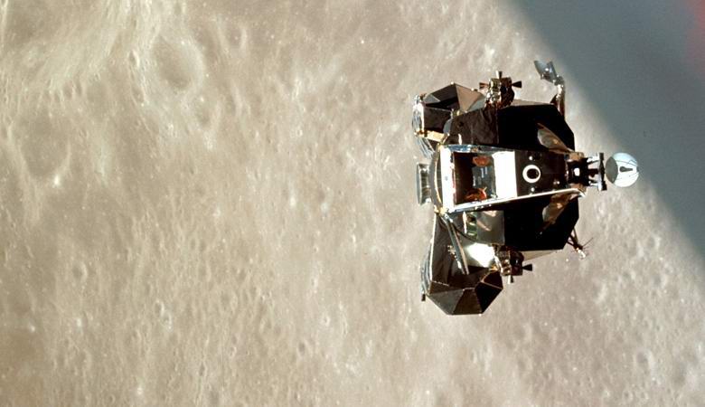 На снимках миссии Apollo 10 нашли гигантский НЛО над Луной