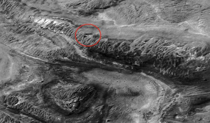 Уфолог показал на снимках NASA базу НЛО на Марсе с гигантскими черными окнами