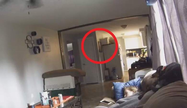 Камера наблюдения зафиксировала сверхъестественную активность в доме