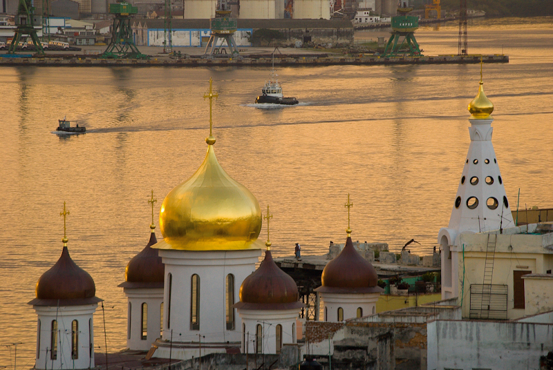 Россия покрывает золотом купола на Кубе?