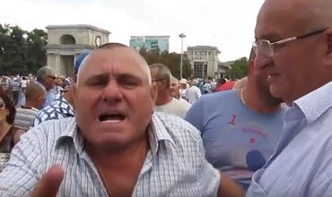 Протестующий потребовал от русскоязычных не говорить “по-свински"