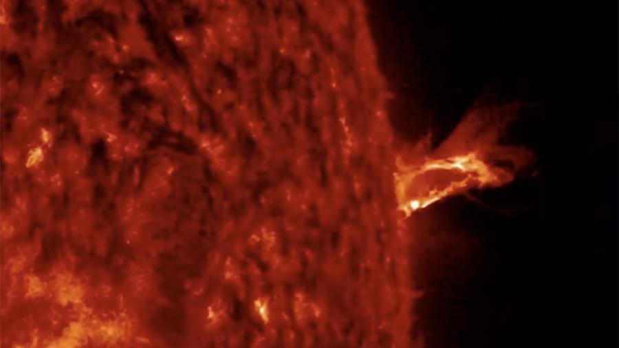 Обсерватория NASA сняла яркую вспышку на Солнце