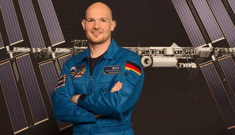 Немецкий космонавт заткнул пальцем пробоину на МКС