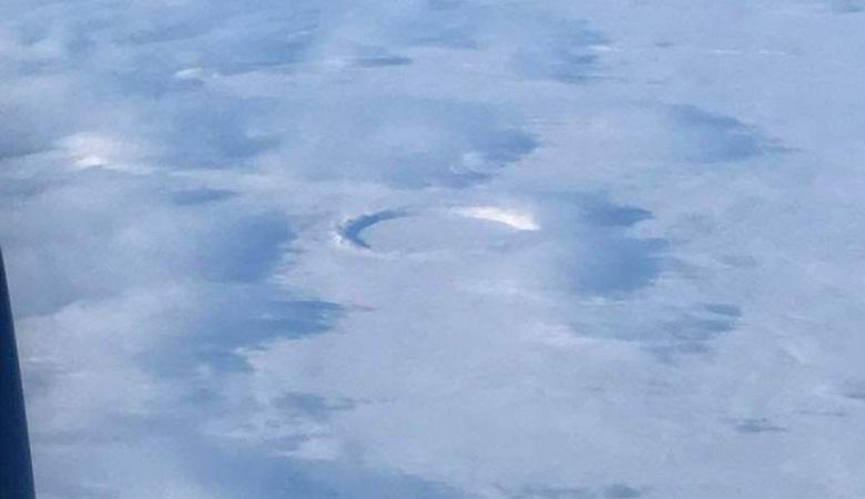 Над Канадой сняли странную дискообразную «выемку» в облаках